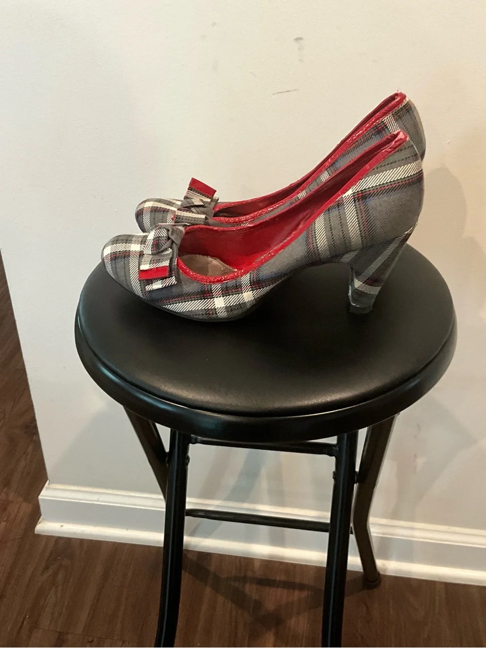 Gianni Bini Gray Plaid Pumps with Red Trim and Bow size 10